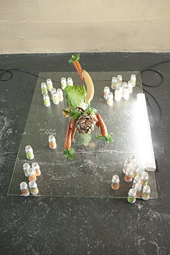 Jan Kiefer, i.zwei, Dekofrüchte und -gemüse, Holz,
Metall, Glas, diverse Lebensmittel (Masse variabel), 2013