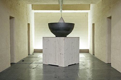 Marco Baltisberger, Pulse, Eisenhalbkugel, Holzkörper, Anschlagmechanik,
Lautsprecher, 2013