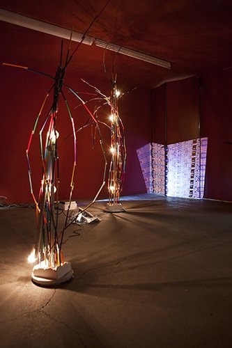 Thomas Koenig, Storm Not Rodd, Sans titre,
Crayons de couleur et lampes, 2013