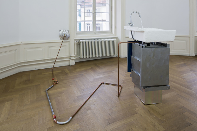 Plattform18: Matteo Pomati
A tap running flow of water that splashes endlessly, and then down into the drain, 2017