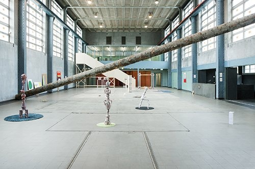 Plattform13, Adrien Chevalley, Sans titre 1 (Totem), céramique, émaille,
peinture acrylique, structure en métal, tapis de douche , 2013