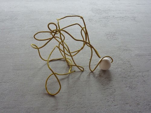 Procession, corde (8m), plâtre, balle en plastic, raisine, 2010