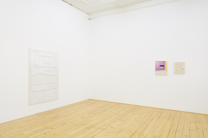 la bruja limpia la casa. ballabiott (nackt umhertanzend);
secca scatuli. die Staubmaus;
i’ll wait for you at the corner. oder wie sich bakterien der milch in ketten vermehren., Ausstellungsansicht / vue de l'exposition Plattform20, 2020
© Guillaume Python_Fri Art 2020