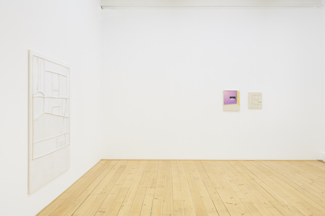 la bruja limpia la casa. ballabiott (nackt umhertanzend);
secca scatuli. die Staubmaus;
i’ll wait for you at the corner. oder wie sich bakterien der milch in ketten vermehren., Ausstellungsansicht / vue de l'exposition Plattform20, 2020
© Guillaume Python_Fri Art 2020