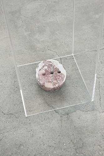 Plattform13, Bleta Jahaj, Perseus, Marmor, Plexiglas, Haar, 2013