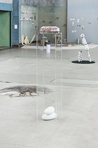 Plattform13, Bleta Jahaj, Perseus, Marmor, Plexiglas, Haar, 2013