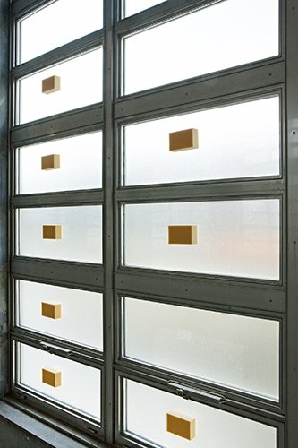 Plattform13, Charlotte Khouri, The silent space is translucent. Thank you for coming here through it!,
Performance de 10 min, maillet, feuilles de papier, gomme, cartes postales, éponges, tamis, 2013