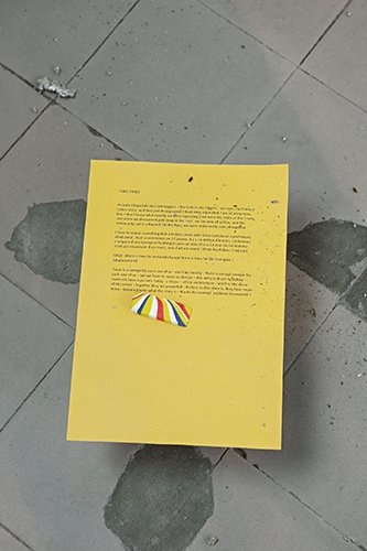 Plattform13, Charlotte Khouri, The silent space is translucent. Thank you for coming here through it!,
Performance de 10 min, maillet, feuilles de papier, gomme, cartes postales, éponges, tamis, 2013