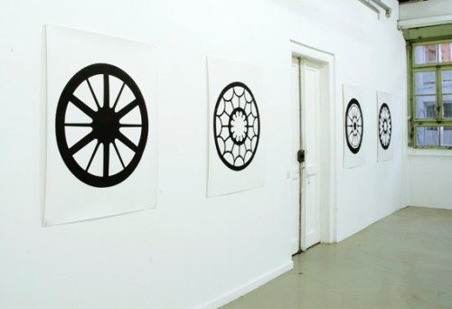 Roues, gravure sur papier (métal dépoli découpé au jet d'eau),
120 × 102 cm, 2008