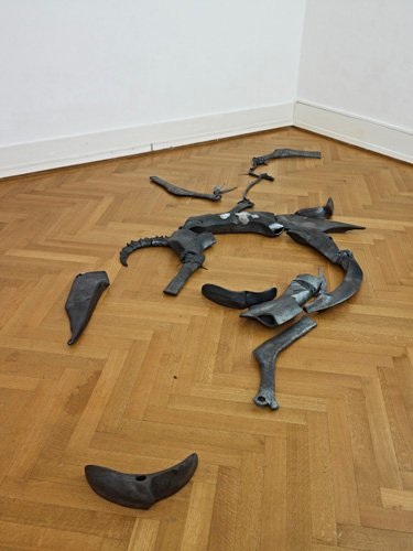 Kratophanies, faïence, terre sigillée et caoutchouc,
2008–2009 © Sandra Pointet