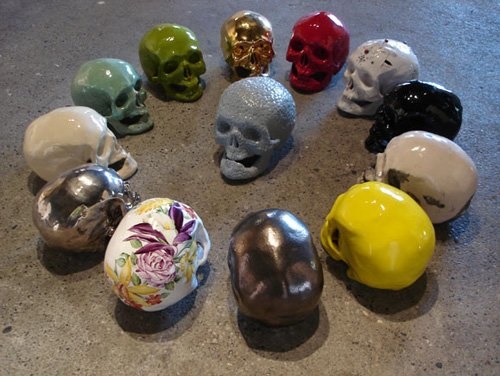 Las calaveras, faïence et grès émaillés, technique mixte, lustre or et platine,
raku, peinture automobile, décor aux pigments, pastillage, incrustations, 2008