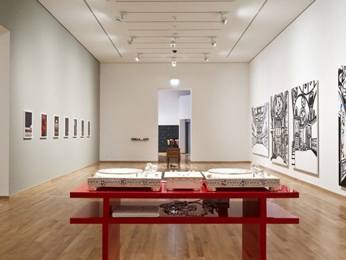 In memory of the good old days, faïence émaillée avec lustre or et décor
‹Vieux Nyon› peind à la main, meuble en bois lacké et vernis, 2009
© Sandra Pointet