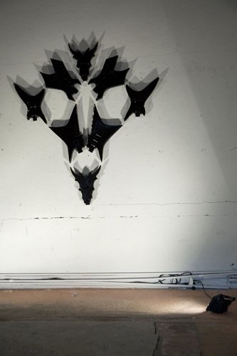 Play with the Devil, faïence émaillée, installation
murale, 2009