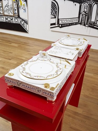 In memory of the good old days, faïence émaillée
avec lustre or et décor ‹Vieux Nyon› peind à la main,
meuble en bois lacké et vernis, 2009 © Sandra Pointet