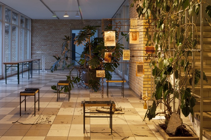 Isula Nostra, 2017, Stiche auf Papier mit Epoxidharz und Pigment, patiniertes Metall, Steine, Bänke (von Sabrina Röthlisberger), Trockenblumen, graviertes Glas, Lampen (von Giulia Essyad), handgezeichnete Magnete, Duftlampe, Dimensionen variabel, Ausstellungsansicht / vue de l'exposition Plattform17, 2017