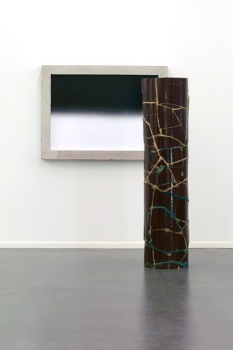 Dégradé & Haenner Tell Halaf, photograph on baryta
paper, plaster frame & glazed stoneware, cement, 2012