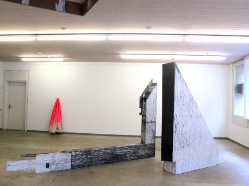 Ohne Titel, Ausstellungsansicht Tom Cola 9, Zug, Graphit auf Papier, Holz,
unterschiedliche Grössen, 2014