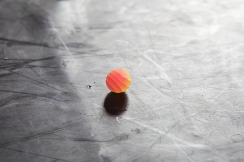 Au téléphone, j'ai cru entendre un cheval trotter derrière mon interlocuteur,
mais ce n'était que le bruit de son couteau sur la planche. Il était en train
de hacher de la viande, Morceau de balle de tennis, 2009