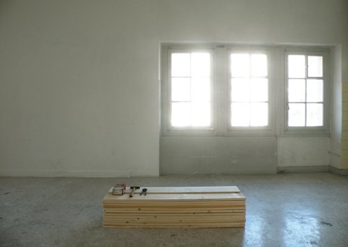 24 planches brutes épicéa/sapin, 1 kg pointes à tête plate acier brut, marteau,
tenaille, 2012