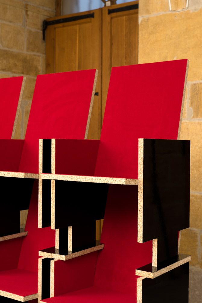 Twelve Cinema Chairs for Six-year-old Children,
Ausstellungsansicht / vue de l'exposition Plattform19, 2019
© Nico Müller_P19