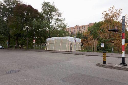 Kontroll- und Wachthaus, Pressspanplatten, Holzlatten, Folie, Farbe,
Artachment Basel, 2010 © Gunnar Meier