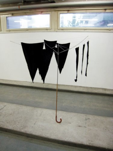 À mon seul désir I, Bestandteile von Regenschirmen,
Installationsansicht Dienstgebäude Zürich, 2009