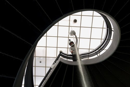 Helix Maneuver, Quarzsand, Basalt, Bajonet,
Knetmasse, Kunsthaus Aarau, 2012