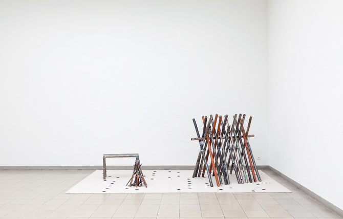 Der Aussenseiter, 2017, Glasierte Keramik, Heissleim, Teppich, Vaseline, Salbeiasche 400 x 220 x 130 cm, Ausstellungsansicht / vue de l'exposition Plattform17