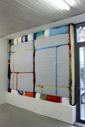 Spontaneous Sculptures #5 "Don't stop the music",
2 IKEA Matratzen, 4 Spanngurte, verschiedene Stoffe,
Kissen, 2011