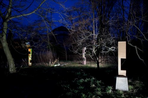 Curated Sculpture #3 „Outsiders”, kuratiert von Annette Amberg,
Raphael Linsi und Emil Michael Klein, 2011