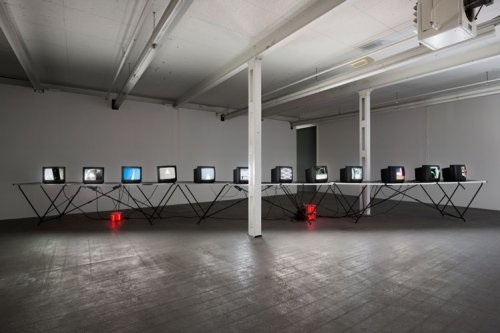 Schuh, Stein, Matratze, 15 min loop (Sammlung von Sekundenvideos), Ausstellungsansicht, 2013