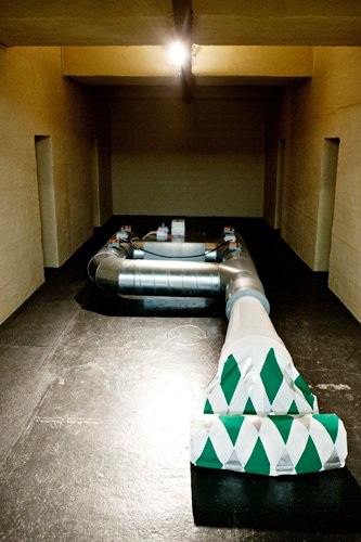 Ohne Titel, Installation (Luft, Ventilator, Timer,
Textilien, Feder), 2010