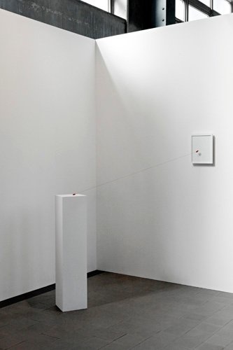 In Between, Installation (aimants, cadre, socle, fils), 2010