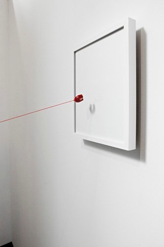 In Between, Installation (aimants, cadre, socle, fils), 2010