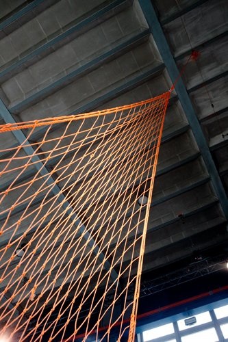 Orange mesh (Plattform09), Mixed media (pierre, mousquetons, filet), 2009