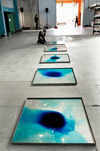 Cataract, 5 bacs en métal, encres colorées, 2010