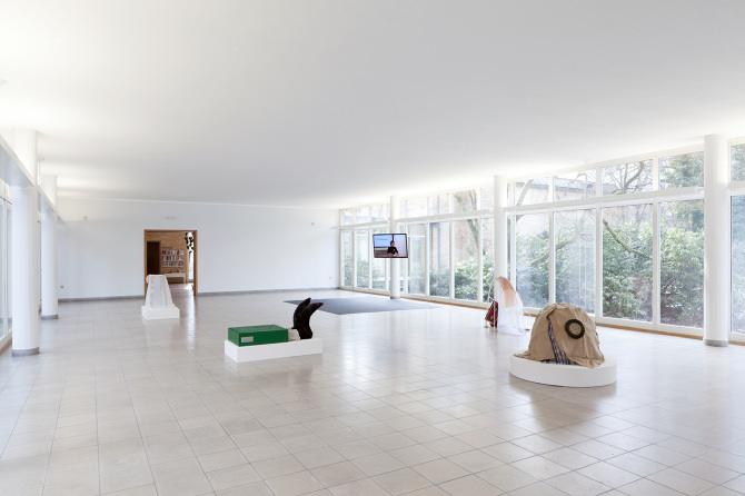 Das Mädchen aus gehobener Gesellschaft, 2017; Untitled, 2017; Kindheit und Reife, 2017;
Kommunara 5, 2017, Ausstellungsansicht / vue de l'exposition Plattform17, 2017