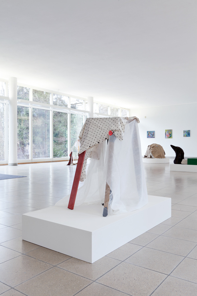 Das Mädchen aus gehobener Gesellschaft, 2017
Stoff, Holz, Klebeband, Plastik- folie, Pin, 65 x 40 x 78 cm, Ausstellungsansicht / vue de l'exposition Plattform17, 2017