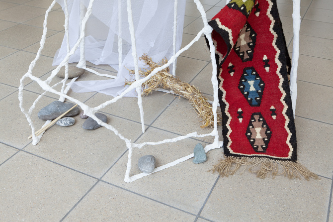 Kommunara 5, 2017, Metall, Gips, Stoff, Stroh, Steine 60 x 100 x 103 cm (detail)