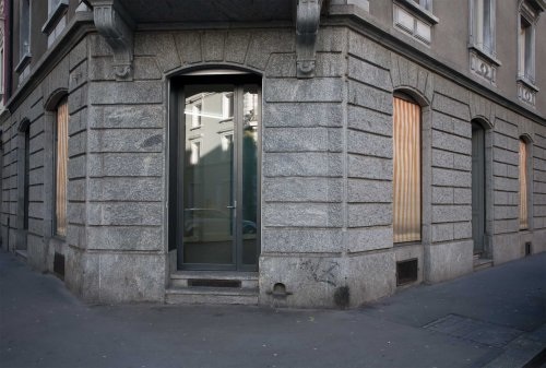 Ancient Orange, Ausstellungsansicht LET IT, Réunion, Stoffstoren, Kollaboration
mit Gabriel Flückiger und Andreas Wagner, 2013