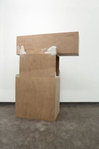 Sockelskulptur 2, Holz, Ton, Plastilin,
170 x 150 x 100 cm, 2011
